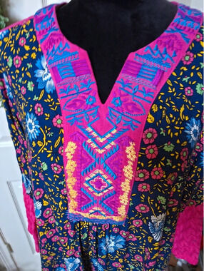 Ladies XL caleoas brand embroidered 3/4 sleeve blouse